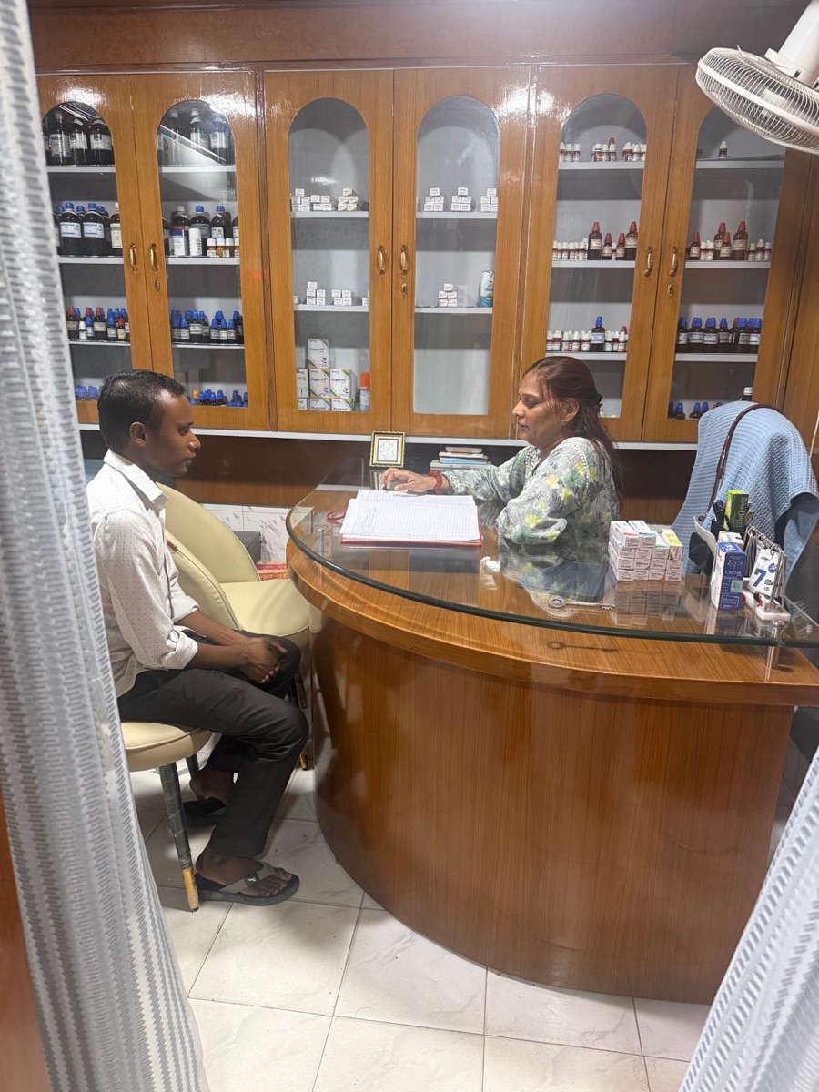 Dr. Geetika Agarwal in consultation with a patient